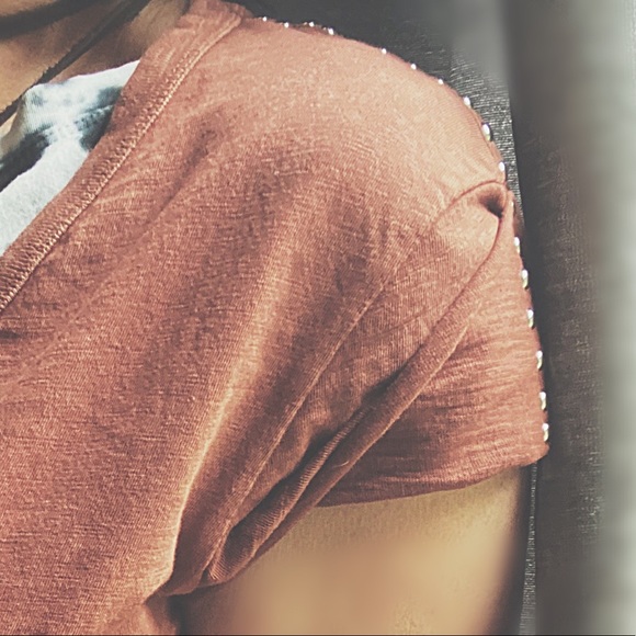 Studded Raw Edge Sleeve V-Neck Tee - Picture 16 of 16